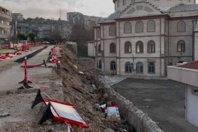 Bursa'da çöken duvar yolu da camiyi de kapattı