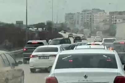 Bursa'da ters yöne giren araç trafiği kilitledi