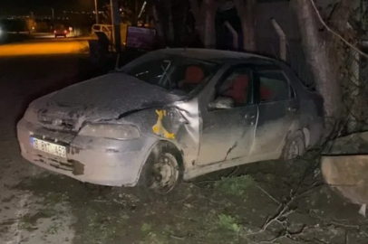 İnegöl'de kontrolden çıkan otomobil ağaca çarptı: 4 yaralı