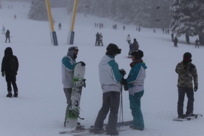 Uludağ'da sis ve soğuğa rağmen yoğunluk sürüyor
