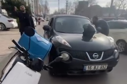 Otomobil sürücüsü ile motosikletli kurye arasındaki gerginlik kamerada