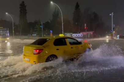 Bursa'da sağanak sonrası rögarlar taştı, cadde göle döndü
