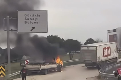 Bursa'da seyir halindeki kamyonet alev alev yandı