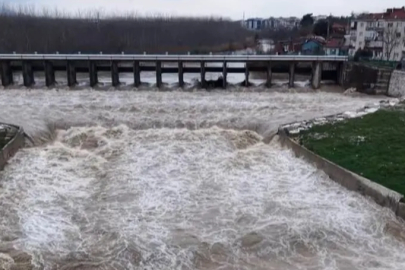Kar ve yağmurların ardından, Mustafakemalpaşa Çayı coştu