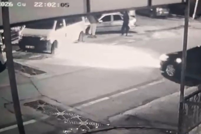 Bursa'da 2 kişinin ağır yaralandığı silahlı saldırı kamerada
