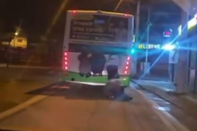 Bursa'da otobüsün arkasına tutunan çocuklar yürekleri ağza getirdi