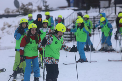 Hayatında ilk kez Uludağ'a çıktılar: "1000 Çocuk Kayak" projesiyle yüzlerce öğrenci karla buluştu