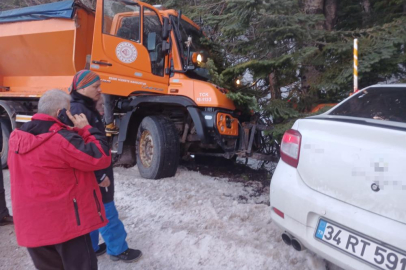 Uludağ yolunda kar küreme aracı otomobille çarpıştı: 2 yaralı