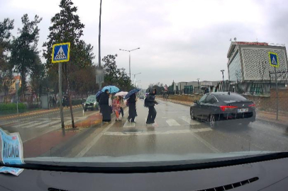 Bursa'da yayalara yol vermeyen otomobil öğrencileri tehlikeye attı