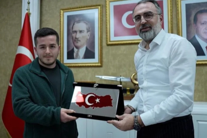 Başkan Erol, Türk Bayrağı'nı yerde bırakmayan kuryeyi ödüllendirdi