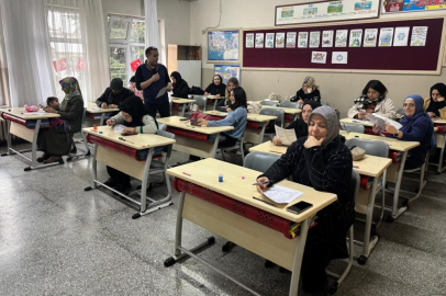 Bursa'da ilkokulda veliler kitap okuma yarışmasında ter döktü