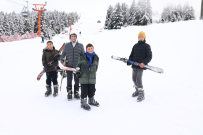 Osmangazi Belediyesi’nden çocuklara Uludağ’da kayak sürprizi