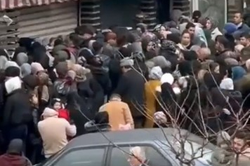 Bursa'da indirimi duyan erkekler de koştu