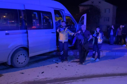 Bursa'da otomobil ile minibüs çarpıştı: 9 yaralı