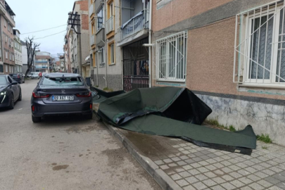Bursa'daki lodos çatıları uçurdu
