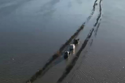 Karacabey'de dere taştı, yol sular altında kaldı