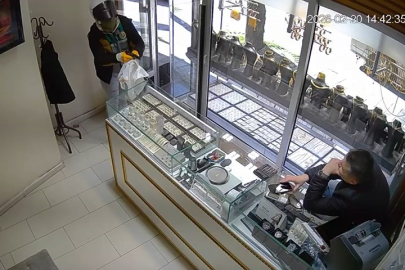 Bursa'daki kuyumcu soygunu güvenlik kamerasında
