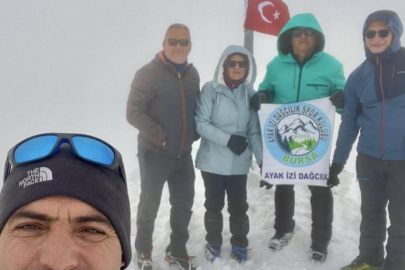 Uludağ’ın zirvesindeki donmuş Türk Bayrağını dağcılar değiştirdi