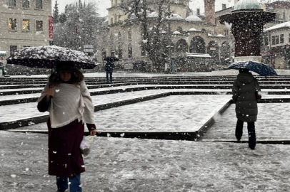 Bursa'da şehir merkezinde kar sürpriiz...