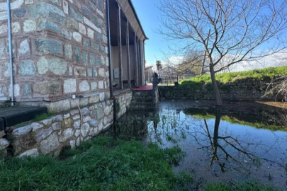 Uluabat Gölü'nün suları 625 yıllık camiyi tehdit ediyor