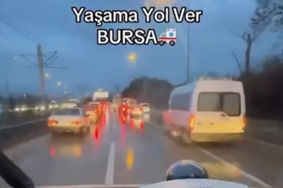 Bursa’da göz dolduran anlar, onlarca sürücü yol verdi