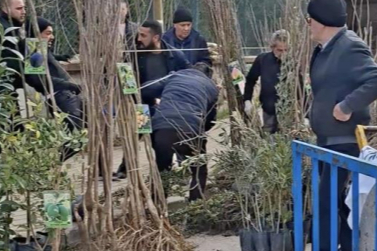 Bursa’da seyyar satıcılardan zabıtaya bıçaklı saldırı