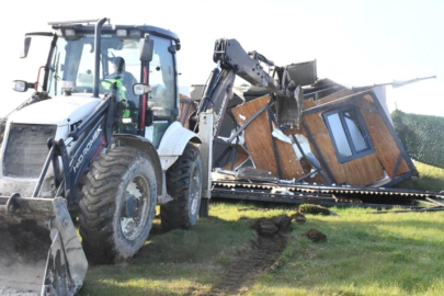 Tarım arazilerindeki tiny house'lar bir bir yıkıldı