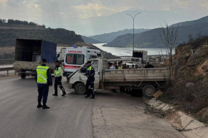Bursa'da kontrolü kaybeden kamyonet yoldan çıktı