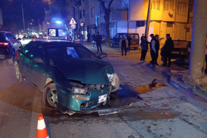 Bursa'da kontrolden çıkan otomobil direğe çarptı: 3 yaralı