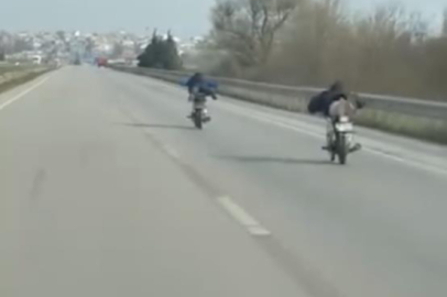 Bursa'da motor üstünde yatarak tehlikeli yolculuk