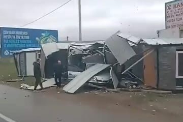 Bursa’da kontrolden çıkan otomobil prefabrik yapıya girdi