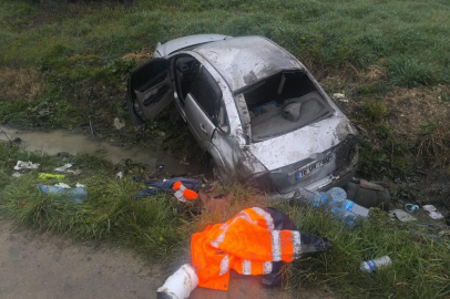 Bursa'da taklalar atan otomobil tarlaya uçtu: 3 yaralı