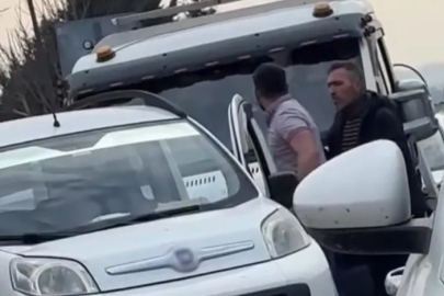 Bursa’da trafikte yol verme kavgası kamerada