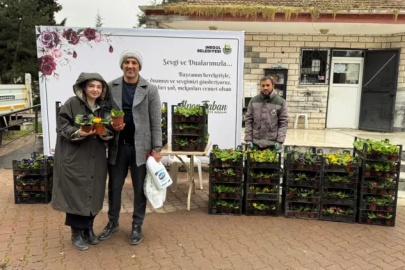 İnegöl’de bayram öncesi mezarlıklar çiçek bahçesine büründü