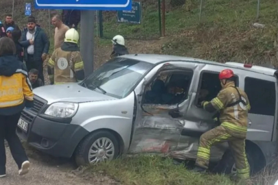 Bursa'da kamyonet ile hafif ticari araç çarpıştı: 4 yaralı