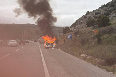 Seyir halindeki araç bir anda alev aldı