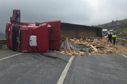 Bursa'da devrilen TIR, yolu ulaşıma kapattı