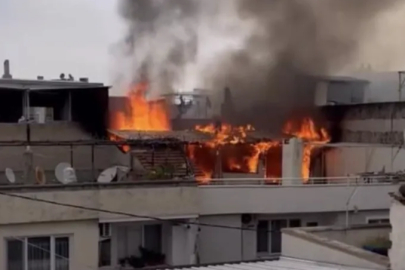 Bursa'da binanın çatısı alevlere teslim oldu