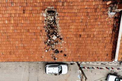 Bursa'da çürüyen baca otomobilin üzerine yıkıldı