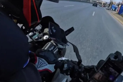 Bursa'da bir anda şerit değiştirdi, motosikletler çarpıştı