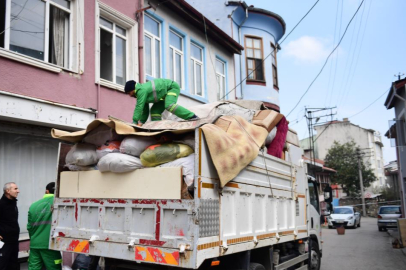 Bursa'da bir daireden 4 kamyon çöp çıktı