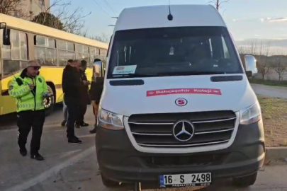 Bursa'da fenalaşan servis şoförü kaldırıma çıkıp güçlükle durabildi