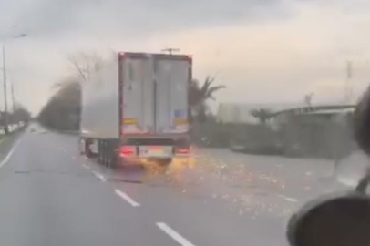 Bursa'da korku dolu anlar, direği deviren TIR olay yerinden kaçtı