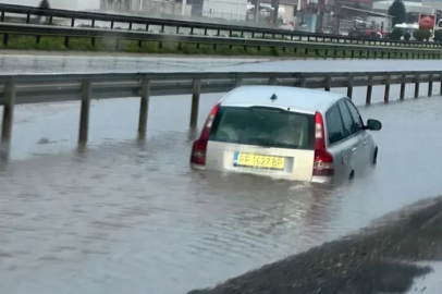 Bursa'da otomobil su birikintisinde mahsur kaldı