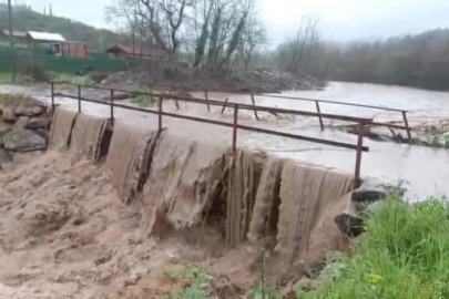 Gemlik'te aşırı yağışlar köprüyü ulaşıma kapattı