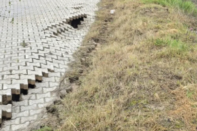 Mudanya'da yağmur sonrası site önündeki yol çöktü