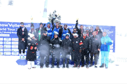 Osmangazi’den Uludağ’da nefes kesen kar voleybolu şöleni