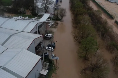 Ürünlü Deresi taştı, araçlar mahsur kaldı
