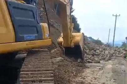 Gemlik-Mudanya yolu heyelan sebebiyle kapandı