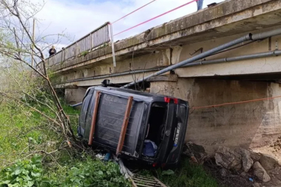 Bursa'da 3 araç birbirine girdi, 1'i dereye uçtu: 4 yaralı